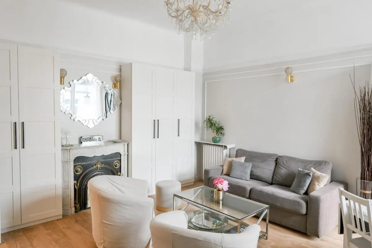 Chic Apartment On The Champs-Elysees With Ac contacts